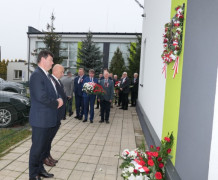 Delegacja tuż po złożeniu kwiatów pod tablicą pamiątkową 