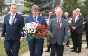 Delegacje podczas składania wiązanki kwiatów 