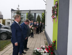 Delegacje podczas składania kwiatów