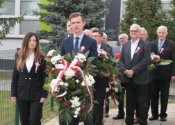 Delegacje podczas składania kwiatów 