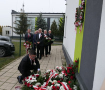 Mężczyzna podczas składania kwiatów 
