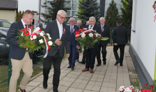 Delegacje podczas składania kwiatów