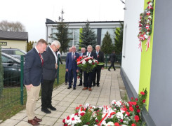 Delegacje podczas składania kwiatów