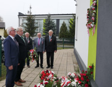 Delegacja przed tablicą Wincentego Witosa 