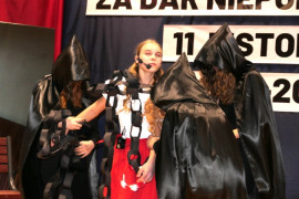 Uczniowie podczas występu na akademii szkolnej z okazji święta niepodległości 