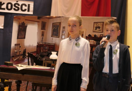 Uczniowie podczas akademii szkolnej 