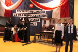 Uczniowie podczas akademii szkolnej 