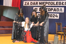 Uczennice podczas występu podczas akademii szkolnej 