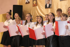 Chór szkolny podczas występu 