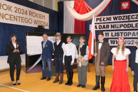 Grupa osób stojąca obok siebie