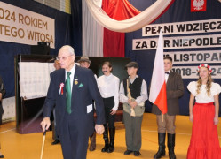 Grupa osób: na pierwszym planie starszy mężczyzna 