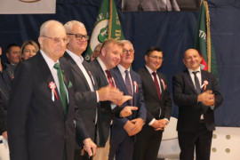 Grupa mężczyzn stojąca obok siebie 