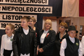 Grupa osób stojąca obok siebie 