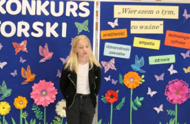 Dziewczynka podczas recytacji wiersza 