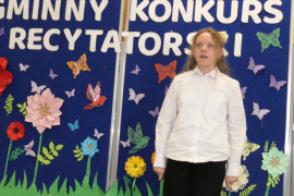Dziewczynka podczas recytacji wiersza 
