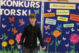 Chłopiec podczas recytacji wiersza 