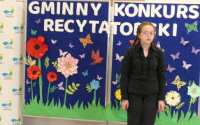 Dziewczynka podczas recytacji wiersza 