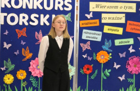 Dziewczynka podczas recytacji wiersza 