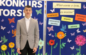 Chłopiec podczas recytacji wiersza 