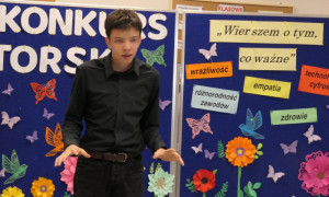Chłopiec podczas recytacji wiersza 