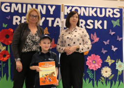 Dwie kobiety i chłopiec. Chłopiec trzyma w ręku dyplom 