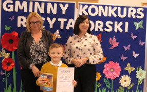 Dwie kobiety i chłopiec. Chłopiec trzyma w ręku dyplom 