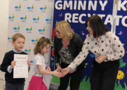 Dwie kobiety i dwoje dzieci: dziewczynka i chłopiec. Moment wręczania nagród 