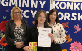 Dwie kobiety i dziewczyna. Dziewczyna trzyma w ręku dyplom. 