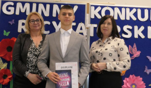 Dwie kobiety i chłopiec. Chłopiec trzyma w ręku dyplom