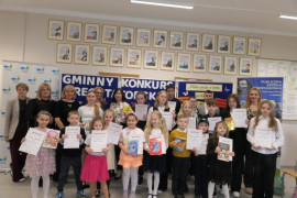Dorośli i dzieci. Dzieci trzymają w dłoniach dyplomy