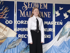 Dziewczyna w białej bluzce podczas recytacji wiersza 