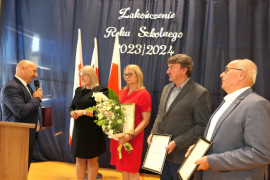 Grupa osób podczas składania podziękowań 