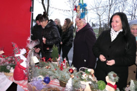 Kobiety oglądające ozdoby świąteczne przygotowane na kiermasz bożonarodzeniowy 