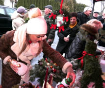 Kobieta ogląda ozdoby świąteczne 