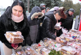 Świąteczne ciasta i osoby je kupujące 