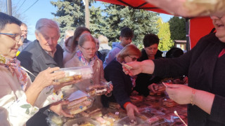 Kiermasz Wielkanocny: widoczne osoby kupujące ciasto 