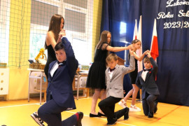 Młodzież tańczy poloneza
