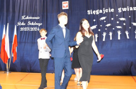 Młodzież tańczy poloneza