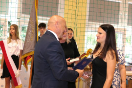 Moment wręczania książki 