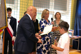 Moment wręczania świadectwa