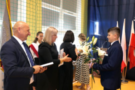 Chłopiec podczas odbierania świadectwa