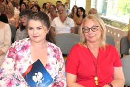 Grupa osób. Na pierwszym planie dwie kobiety