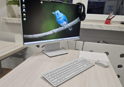 Sala lekcyjna, widoczny monitor i klawiatura