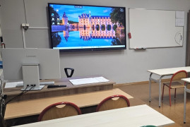 Sala lekcyjna, w której znajduje się nowoczesny sprzęt komputerowy