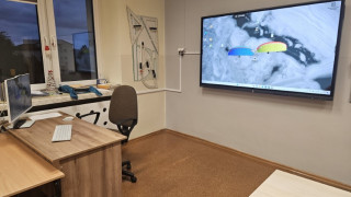 Sala lekcyjna, w której znajduje się nowoczesny sprzęt komputerowy