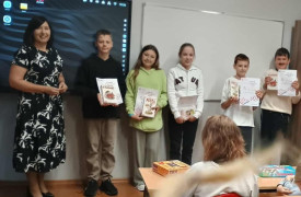 Grupa osób: kobieta i pięcioro uczniów. Uczniowie trzymają w dłoniach dyplomy