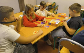 Uczniowie podczas rozwiązywania zadań z matematyki 