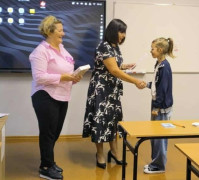 Moment wręczania dyplomu uczniowi. 