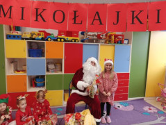 Dzieci w towarzystwie Mikołaja 