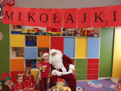Mikołaj w towarzystwie dzieci